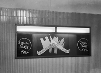836139 Afbeelding van een lichtbak met reclame voor 5 dagen Parijs in het N.S.-station Haarlem.